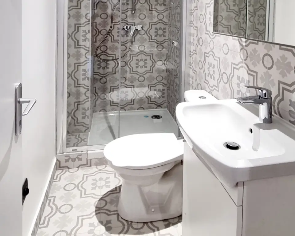 Salle d'eau habillée de carreaux de ciment