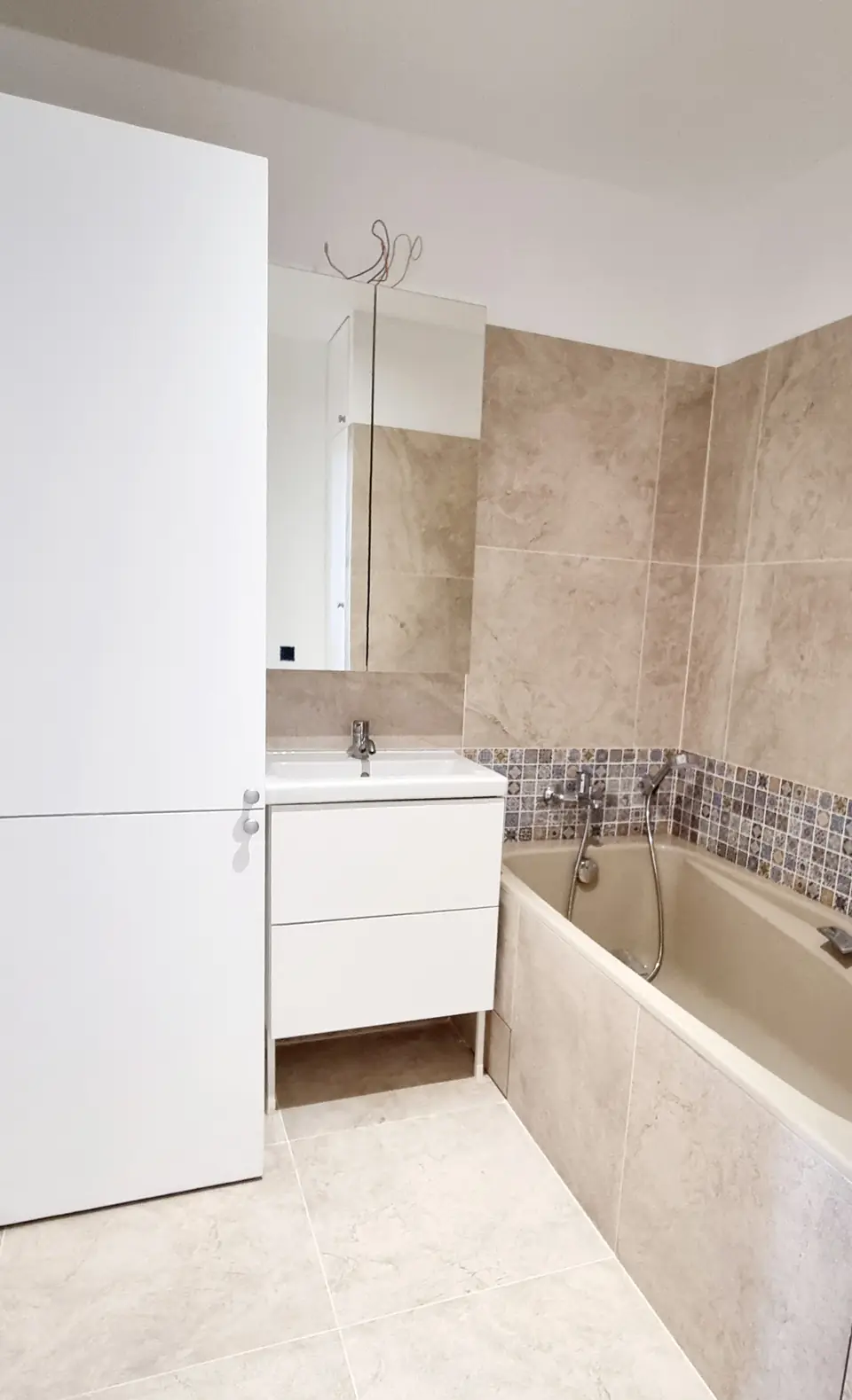 Salle de bains avec baignoire et meuble vasque