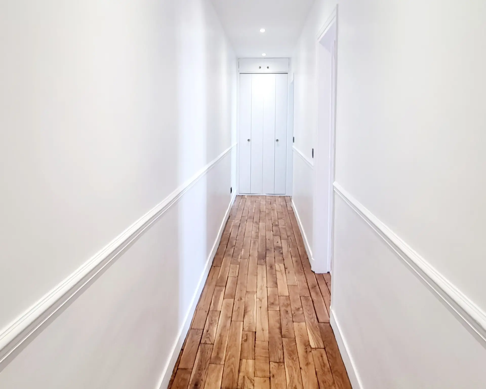 Couloir de distribution et parquet restauré
