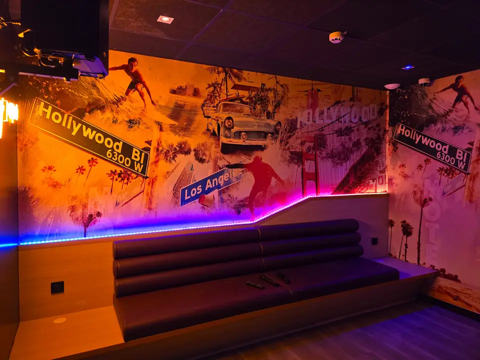Box Hollywood en éclairage d'ambiance, néons chauds et LED