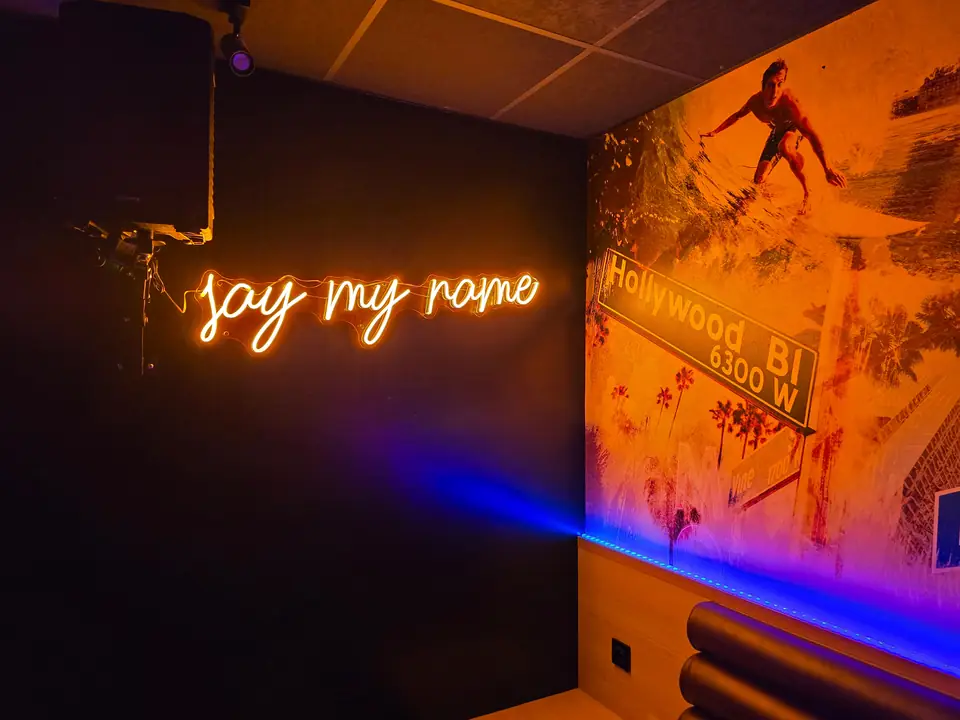 Néon « say my name » sur la fresque du box Hollywood