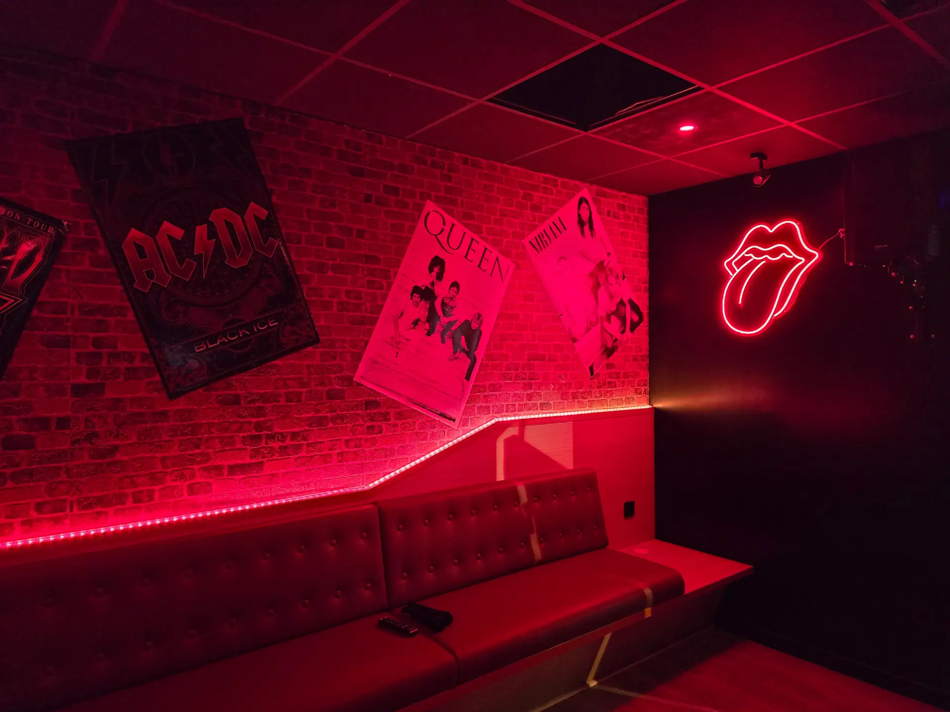Box rock, mur de briques et affiches, ambiance rouge